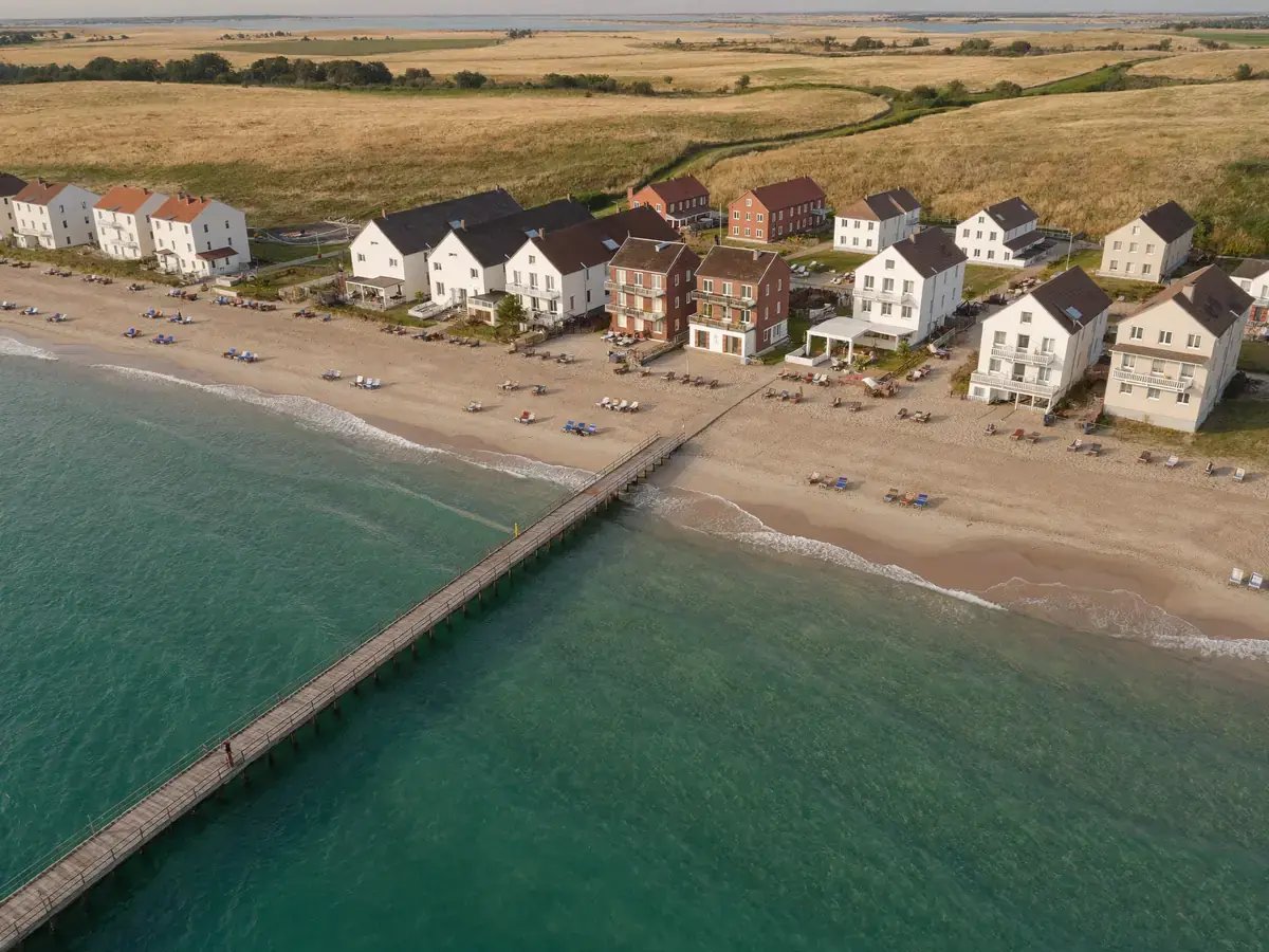 Ostseebad mit Seebrücke und Strand aus der Luft